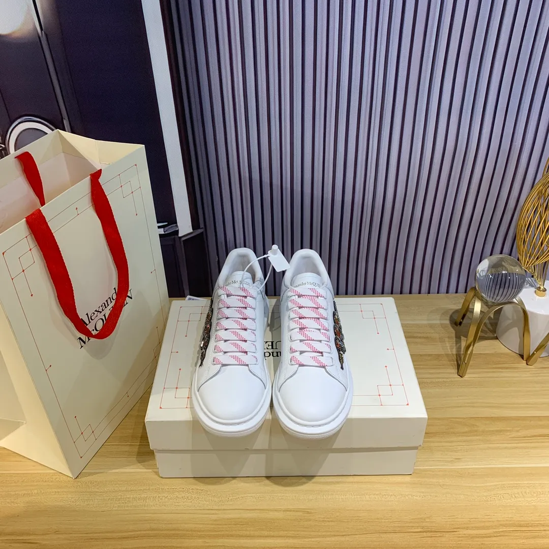👟👟Ex-factory price 560👟👟Snake pattern professional McQueen factory. Top version. Couple model Alexander McQUEEN high version has been upgraded to the highest quality again✅.McQueen dad shoes 💪McQueen spring, summer, autumn and winter top version purchasing agent level✅ Recruiting national online and offline agents to join🤝 🏆Fabric: Original materials imported from Italy. Texture, water-resistant and non-discoloring 🏆Inner lining: ️A-grade Italian imported lining resistant to dirt, sweat-absorbent, breathable and comfortable 🏆Foot pads: top-grade imported Italian super-soft cowhide leather 🏆Outsole: PU+counter 1:1 🏆Shoe box: original white box. Plus white flip cover for double-layer protection. Cloth bag. Handbag. Certificate of 1:1 mold opening, 4-piece set. Delivered with a pair of shoelaces. 🖕🏿🖕🏿🖕🏿You can choose any pair of shoelaces in any color of our factory 🏆Code number: women’s 34-41. men’s 38-46 🏆Special remarks (women’s size 34.40.41, men’s size 38.45.46 is customized, no returns or exchanges) Win-win cooperation🤝